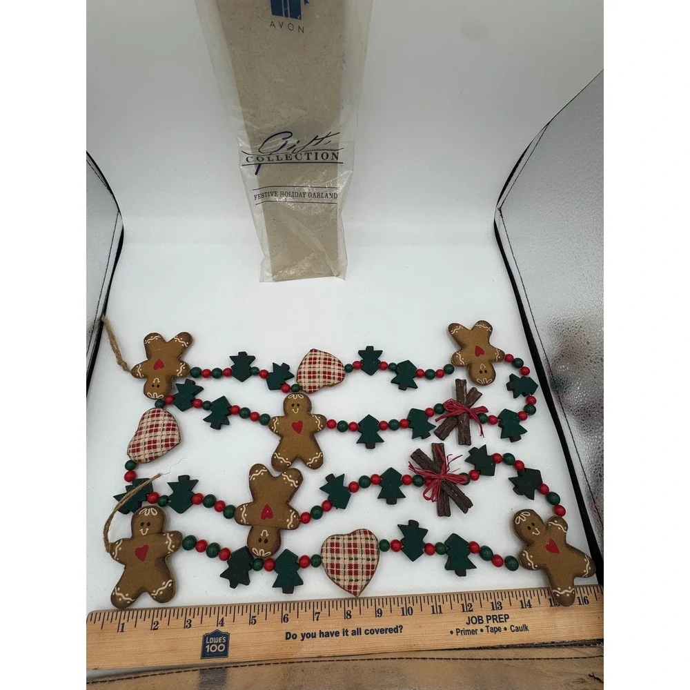 Avon Gift Collection Festive Holiday Garland Gingerbread Men Hearts Wood Trees